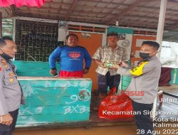 Wakapolres Singkawang, Berikan Bantuan Nasi Bungkus kepada Korban Bencana Banjir