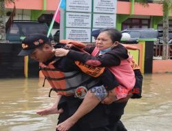 Patroli SAR Batalyon B Pelopor Satbrimob Polda Kalbar, Bantu Masyarakat Kota Singkawang Korban Banjir