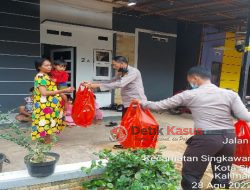 Wakapolres Singkawang Berikan Bantuan Nasi Bungkus kepada Korban Bencana Banjir