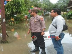 Personel Polsek Sintang Kota Memantau Debit Air dan Patroli Banjir Pasang