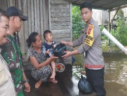 Polsek Sandai Berikan Bantuan Sembako kepada Warga yang Terdampak Banjir