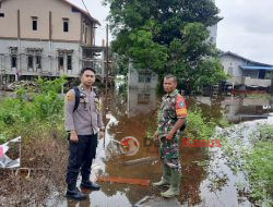 Sinergi Bhabinkamtibmas Polsek Sintang Kota dan Babinsa Pantau Lokasi Banjir di Wilayah Binaannya 