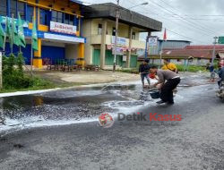 Bahayakan Pengguna Jalan, Sat Lantas Polres Kapuas Hulu bersama BPBD dan Warga Bersihkan Tumpahan Solar