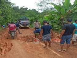 Bhabinkamtibmas Polsek Hulu Gurung bersama Warga Timbun Lubang di Bukit Biru