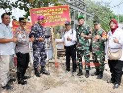 Danpasmar 2 Pimpin Gerakan Nasional Laut Bersih di Kedung Cowek Surabaya