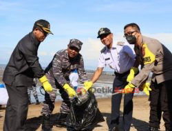 Kapolres Ketapang Giat Gerakan Nasional Laut Bersih di Pantai Kinjil Pesisir