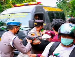 Gerak Cepat Kapolresta Pontianak, Membantu Salah Seorang Massa Aksi yang Pingsan saat Demo