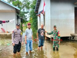 Sinergitas Bhabinkamtibmas-Babinsa Bersama-sama Cek dan Kontrol Debit Air Sungai Melawi