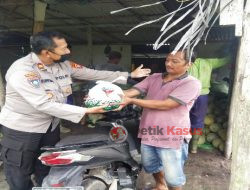 Kasat Binmas Polres Singkawang, Salurkan Bansos