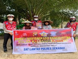 Polres Sekadau Bagikan Sembako kepada Warga yang Membutuhkan