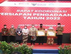 Komitmen pada Guru, Bupati Bojonegoro Terima Penghargaan dari Menpan RB dan Mendikbudristek