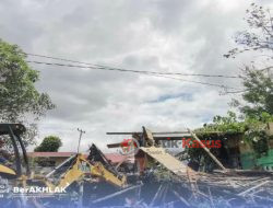 Hindari Potensi Korban Jiwa, Sisa Bangunan Istana Kaca Sekadau Dibongkar