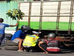 Viral Polisi Bantu Sopir Truk yang Rodanya Lepas