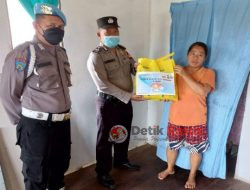 Secara Door to Door Polsek Toba, Bagikan Paket Sembako kepada Warga Terdampak Kenaikan Harga BBM