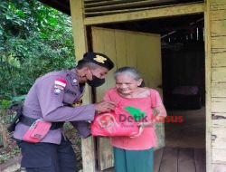 Polsek Batang Lupar Polres Kapuas Hulu,  Bagikan Sembako kepada Warga di Perbatasan