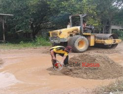 Polsek Kota Baru bersama Pemdes dan Masyarakat Kerja Bakti Menimbun Jalan Berlubang