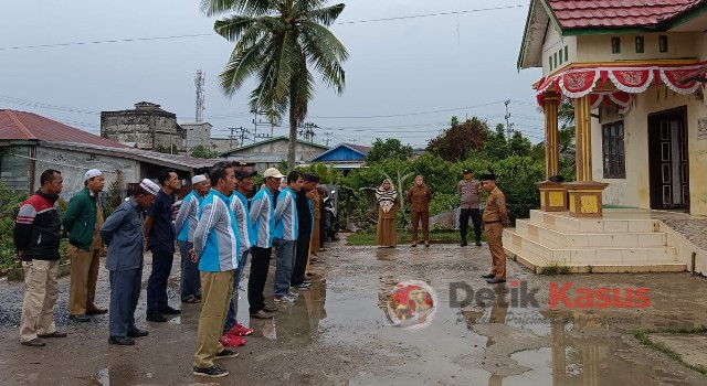 Meskipun kondisi cuaca hujan tidak menyurutkan semangat dari pihak Kelurahan Tungkal Harapan untuk melaksanakan apel pagi, Senin (19/9/2022). (Foto: Ben)