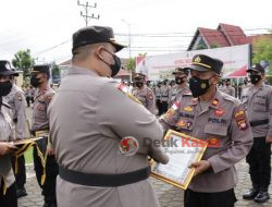 Kapolres Kapuas Hulu Berikan Penghargaan kepada Anggotanya yang Berprestasi