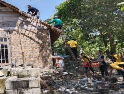 Aparat Gabungan di Bojonegoro, Perbaiki Rumah Warga yang Diterjang Angin Puting Beliung