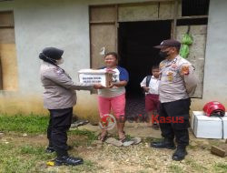 Sebanyak 20 Paket Bansos, Disalurkan Satbinmas Polres Melawi kepada Masyarakat di Dusun Tubung