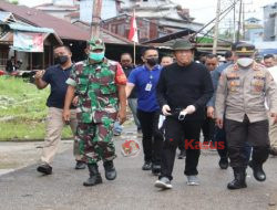 Kunjungi Teluk Pakedai, Gubernur Sutarmidji Kembali Serahkan Bansos kepada Masyarakat