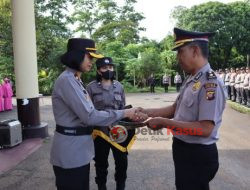 Wakapolres Pimpin Upacara Kenaikan Pangkat dan Wisuda Purna Bhakti Personel Polres Kubu Raya