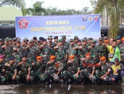 Jelang HUT ke-77, Prajurit TNI di Pontianak Laksanakan Karya Bakti Bersihkan Sungai