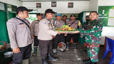 Polres Kubu Raya bersama Jajaran Memberikan Kejutan Hut TNI ke-77