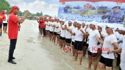 Komandan Pasmar 2 Bersama Prajurit Laksanakan Water Trappen Di Pantai Dalegan