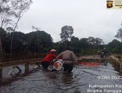 Banjir Genangi Jalan, Ini Yang Dilakukan Bhabinkamtibmas Personil Polsek Bika