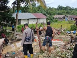 Polisi Kubu Raya Bantu Warga Bersihkan Sisa-sisa Material Tanah Longsor di Desa Teluk Air