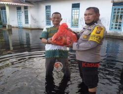 Polres Kubu Raya Salurkan Bansos untuk Korban Terdampak Banjir Rob