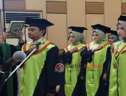 Bupati Anna dan Mantan Bupati Imam Soepardi Hadiri Wisuda STIKES Rajekwesi