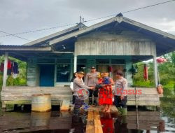 Pastikan Warga Aman, Polisi Turun Langsung Cek 10 Desa di Terentang Terendam Banjir Rob