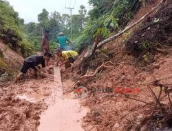 Musim Hujan Jalan Menuju Desa Tanjung Aur BRT, Tertimbunan Longsor