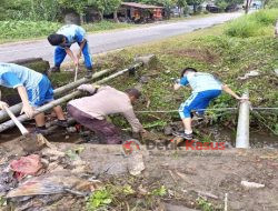 Tiga Pilar di Kelurahan Pajintan Singkawang Timur Membersihkan Saluran Parit Antisipasi Curah Hujan Tinggi