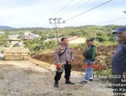 Kapolsek Silat Hilir Bantu Kendaraan Warga di Jalan yang Rusak