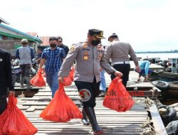 Polres Sekadau Salurkan Bansos untuk Warga Terdampak Banjir di Desa Seberang Kapuas