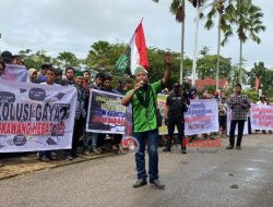 Polres Singkawang Laksanakan Pengamanan Aksi Demo di Kantor Pemkot Singkawang, Terkait Revitalisasi Pasar Beringin