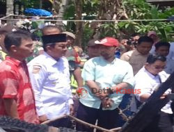 Tinjau Lokasi Kebakaran, Bupati Anwar Sadat Beri Santunan kepada Korban