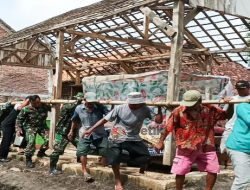 Bersama Elemen Masyarakat, Babinsa Kodim Bojonegoro Bersinergi Bedah Rumah Warga