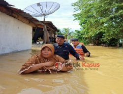 Brimob Kompi 2 Batalyon B Pelopor  Evakuasi Bencana Banjir di Gampong Pondok Pabrik Langsa Lama, Kota Langsa