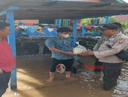 Polsek Embaloh Hilir Berikan Bantuan kepada Warga Terdampak Banjir