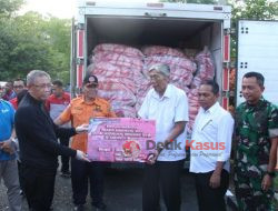 Gubernur Serahkan Bantuan Banjir kepada Kabupaten Sintang