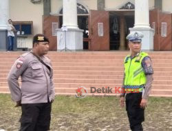 Berikan Rasa Aman, Personel Polres Kapuas Hulu Atur Lalu Lintas Jamaat Gereja