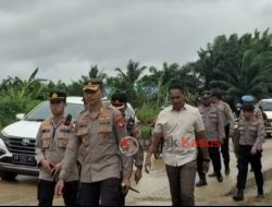 Kapolres Kubu Raya Sambangi Warga Pemulung di Sekitar TPA dan Berikan Bantuan