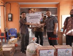 Ringankan Beban Hidup Warga Terdampak Banjir di Ketapang, PLN Salurkan 770 Paket Sembako