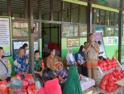 Kegiatan Baksos Dalam Rangka HUT PGRI ke 77 dan HGN 2022 kepada Masyarakat yang Terdampak Banjir