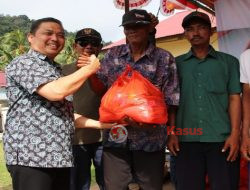 Serahkan Bansos,Wagub Kalbar Gunakan Speed Boat Ke Desa Pelapis