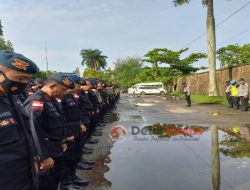 Personel Ditsamapta Polda Kalbar Melaksanakan Pengamanan Kejuaraan Futsal di POR Prov Kalbar